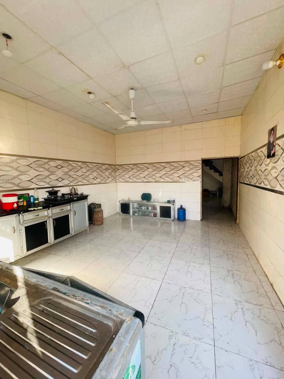 سلام عليكم بيت البيع 300 متر بي غرفتين 5في4 وصالتين11في4 وصحيات داخليه وخارجيه ومطبخ وبراني وطارمه خلف مجمع الزيتون عرصات حجي مكي مقابيل مجمع سيد ماجد ***********
