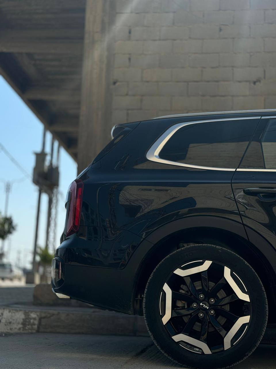 كيا تلورايد موديل 23 رقم  بغداد.  باسمي تحويل ثاني يوم      استخدام قليل  مواصفاتها حلوة سياحي سبعة راكب تدفىة تبريد ثلاث قطع تخم تاير ابواب بصمة سقف ستلايت رادار اماني خلفي تشغيل عن بعد السايد بريك بصمة. سبير منازل الكراسي جلد كامرة بلازما وبيها مواصفات كثيرة  للبيع او مراوس بسيارة صالون أما أوباما أو جنسسز  رقم موبايل ***********
