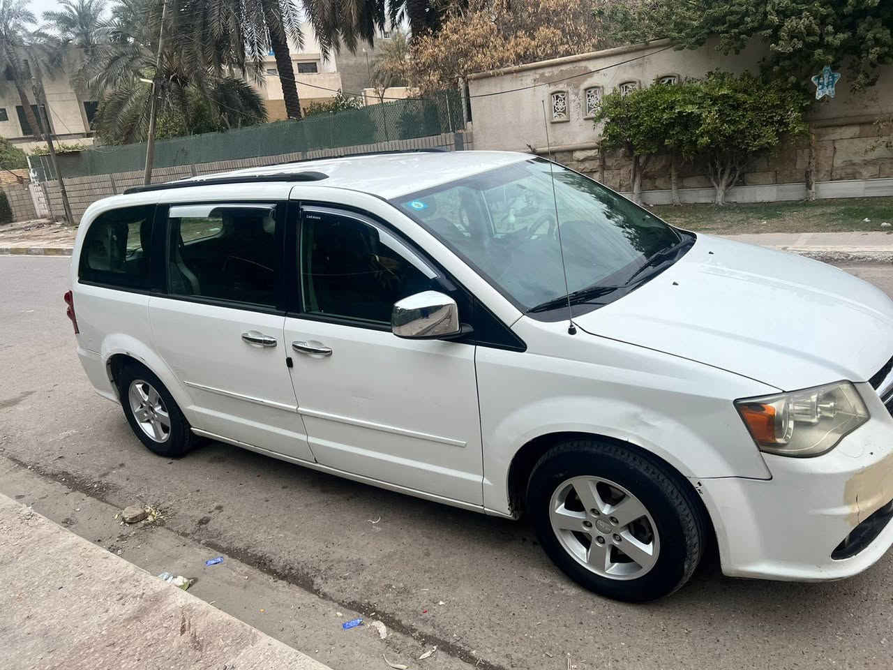 السلام عليكم 
سياره دوج كرفان 
وارد امريكي 
موديل 2012
ماشيه 117ميل
لون السياره ابيض 
ثلاث قطع تبريد 
السياره كهربائيه(البوب والصندوق كهرباء)
شاشه كار بلي 
شاشه خلفيه 
داش كام امامي خلفي 
ويل 16
تحكم ستيرن جهتين
المكينه والگير مكفولات
السياره جاهزه مجهزه تاخذها تترحملي 
بيها حادث ابغداد جاملغ عكس السايق دعمني ابو دلفري 
الحمدلله 
سعرها 140$
للاستفسار الاتصال على الارقام التاليه
*********** فقط مكالمه
*********** فقط واتساب
