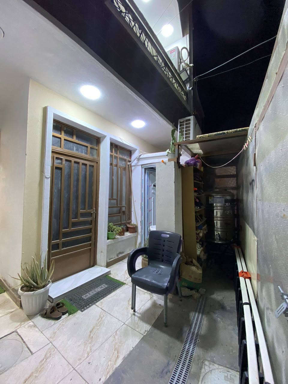 /// على بركة  الله تعالى ///
بيت  زراعي سند ٢٥ للبيع 
المساحة/ ١٠٠متر   (٥م ×٢٠م )
التفاصيل البيت/ طابقين 
الطابق الاول //غرفة نوم  واستقبال ومطبخ وصحيات وصالة
الطابق الثاني // غرفتين نوم  وصالة وصحيات 
الطابق الثالث // بيتونة وسطحين وحديقة اصطناعية
الخدمات كاملة/ تبليط. مجاري .ماء . كهرباء وانترنت وطني
العنوان /الزعفرانية. الاربع شوارع. خلف ازياء عبود.  .زراعي  حجي جعفر
السعر// ١٥٠ مليون قابل للتفاوض
للاستفسار مراجعة مكتب دلالية المصطفى للعقار الزعفرانية الاربع شوارع خلف ماركت اللؤلؤة مجاور أسواق القبس اوالاتصال او مراسلة واتس اب ***********او***********
