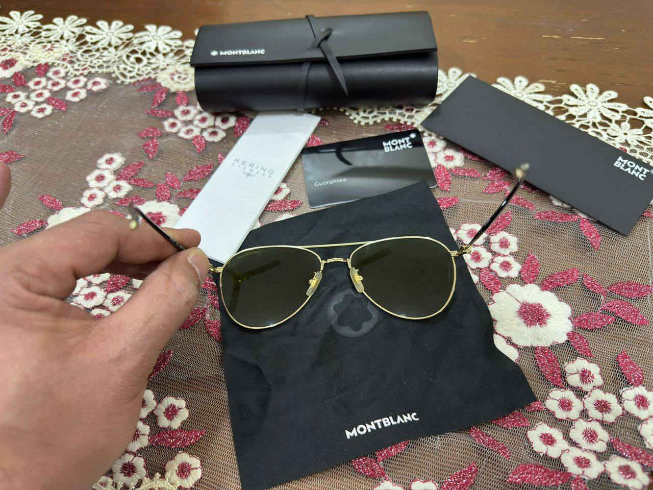 السلام عليكم 
نظارات شمسيه 
براند اصلي غير مستعمل 
MONTBLANC
الموصفات مرفوقه بالصور للبيع  الاتصال او مراسله وتساب
***********
