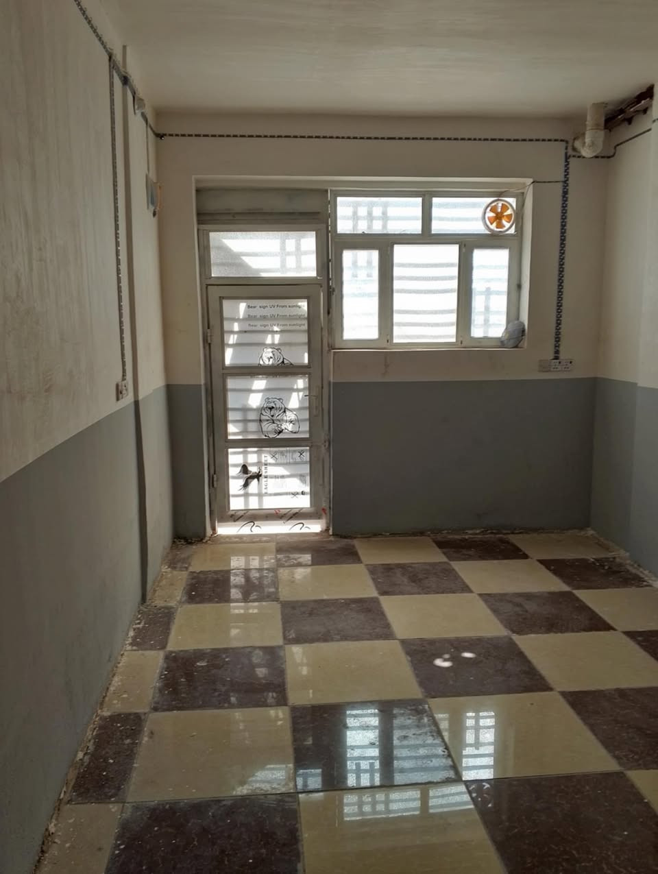 إعلان عن غرفة ومنافعها للإيجار 🌟
‏
‏السلام عليكم ورحمة الله وبركاته،
‏ اتمنى ان يكون بموافقة الإدارة أو صاحب المنشور، نعلن عن توفر غرفة كبيرة مع منافعها للإيجار في موقع مميز بوسط مدينة الديوانية.
‏
‏🔹 مواصفات العقار:
‏
‏غرفة واسعة بمساحة 8×3.5 م
‏
‏تحتوي على حمّام (صحيات) و مطبخ صغير
‏
‏سنة البناء: 2023
‏
‏موقع الغرفة:
‏الديوانية – حي الجديدة – وسط المدينة
‏نهاية شارع المواكب من جهة أهل الشط
‏ثاني شارع على اليمين من مدخل شارع الإطارات
‏قرب مركز الأسنان التخصصي الحكومي أو قسم تطبيق دكاترة الأسنان في الجديدة
‏
‏لها باب خاص على الشارع العام
‏
‏
‏🔹 ملاحظات:
‏
‏يفضَّل أن تكون لعائلة صغيرة.
‏
‏يمكن الاتفاق على تأجير مؤقت (لفترة محدودة)، وفي هذه الحالة يتم التساهل في بعض الإيجار.
‏
‏أما في حال الإيجار لسنة أو أكثر، فسيكون السعر مناسبًا ويرضي المستأجر بإذن الله.
‏
‏
‏💰 الإيجار الشهري: 200,000 دينار عراقي (قابل للتفاوض)
‏
‏📞 للتواصل والاستفسار:
‏
‏الأستاذ حيدر (أبو أحمد): ***********
‏
‏الأستاذ سيف: ‪***********‬
‏
‏
‏🎥 لمشاهدة فيديو الغرفة:
‏اضغط هنا لمشاهدة الفيديو على فيسبوك
‏
‏https://www.facebook.com/share/p/1GUi8NWdo4/
‏---
‏
‏🔸 ملاحظة مهمة:
‏نرجو من الجميع الالتزام بالصدق عند التواصل، وعدم إجراء مكالمات أو وعود غير جدية، لأن هذا يسبب إرباكًا للجادين المحتاجين فعلاً للسكن.
‏وكذلك نرجو من الإخوة والأخوات الكرام تجنّب التعليقات غير المفيدة، وإذا لم يرق لكم الإعلان فيُكتفى بتجاوزه بكل احترام.
‏
‏نسأل الله التوفيق للجميع،
‏تحياتنا – أبو هاني 🌿
‏
