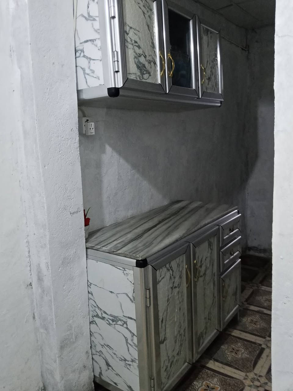 ميز وملحق الالمنيوم للبيع ب 100 رقم اتصال ***********
