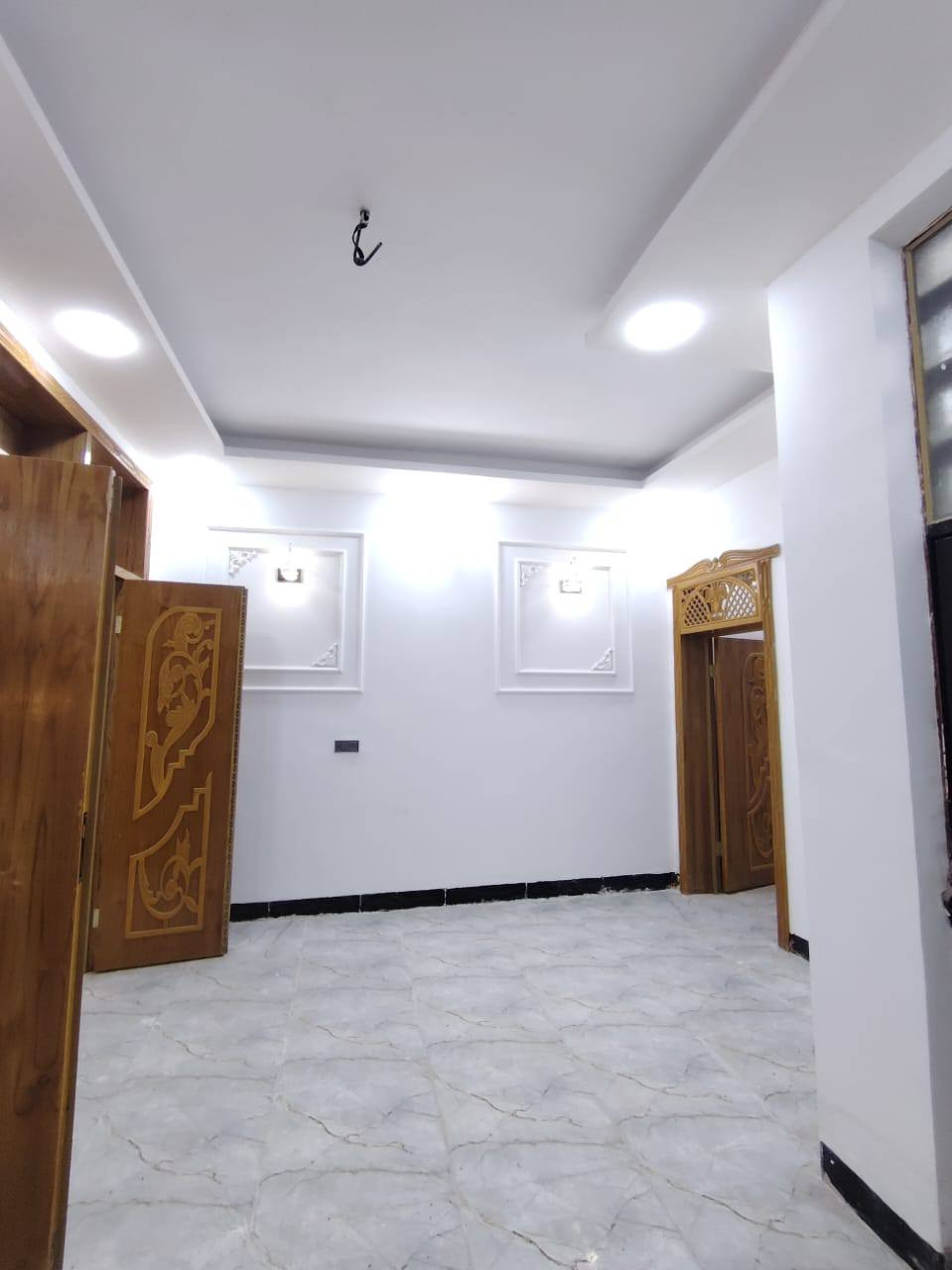 120متر للبيع🚩🚩🏠👇
_طابو زراعي سند 25 قرار محكمه مرقم ومشمول بالتطويب
_قريب من الشارع العام بالخط الاول مسافة 100 متر 
_بناء طابوق نهروان جمهوري صب تسليح مركزي اساس وسقف  
_غرفتين وصاله ومطبخ وصحيات داخليه وخارجيه واستقبال 
خدمات كامله ماء كهرباء تبليط خط مولد سوك مدارس اهليه وحكوميه انترنيت
بسعر 45 وبي مجال
عنوان البيت نجف مقابل ملحق قرية الغدير 
للاستفسار اتصل على *********** أو مراسله واتساب
