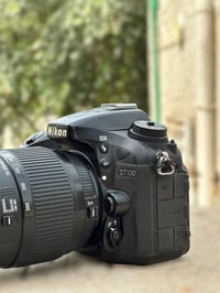 للبيع نيكون معاها زوم رياضي وعدسه بعدها بالباكيت استخدام قليل  الشراي ...