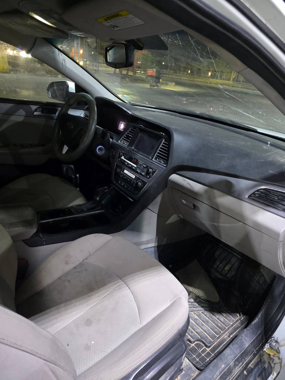 سوناتا مديل ١٧ رقم شمالي جديد سنويه جديده جاهزه من كلشي مابيهه اي نقص محرك وكير وحداده جاهزه بيهه جاملغ وبنيد وبيهه رشات صبغ سعر ٨٨ هاتف *********** عنوان بصرة
