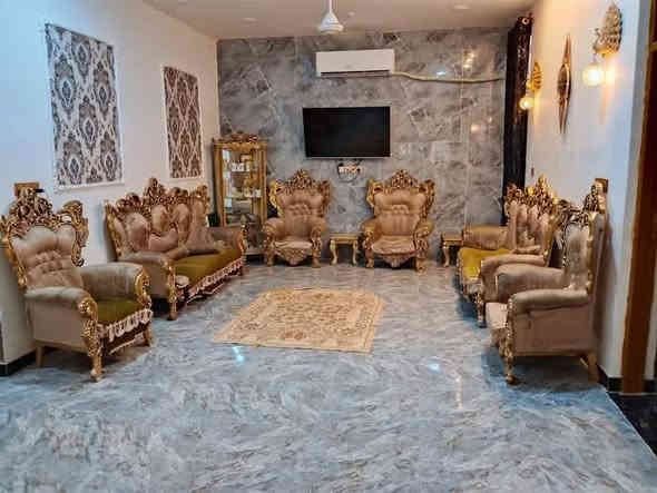 سلام عليكم للبيع زراعي مشمول بالتطويب مرقم كوت حي الخضراء مقابل المعارض البيع المباشر المساحة 250 متر طابق واحد غرفتين نوم واسقبال وصاله ومطبخ وصحيات داخليه وخارجية ومناور عدد 2 وكراج وحديقه بناء درجه اولى للاستفسار ***********
