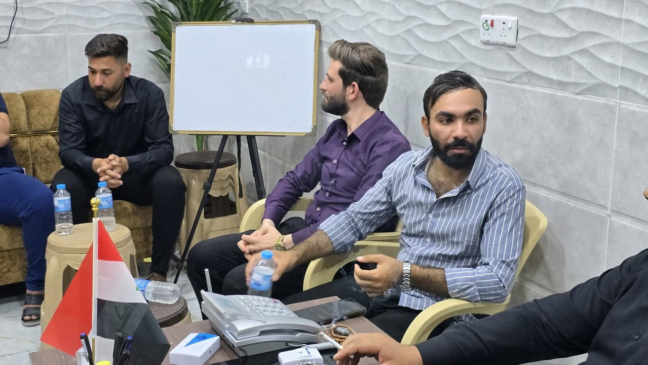 التقى رئيس مجلس إدارة مجموعة معاهد النخبة الأستاذ سفيان الموسوي بنخبةٍ من الأساتذة والتدريسيين، لبحث آفاق التعاون المشترك ووضع الخطط التعليمية للمرحلة المقبلة.

وشهد اللقاء مناقشة عدد من الأفكار التطويرية التي تهدف إلى الارتقاء بالمستوى العلمي للطلبة، وتقديم تجربة تعليمية متميزة تجمع بين الجودة الأكاديمية والمتابعة المستمرة.

ونؤكد أن القادم سيكون مختلفًا، بعملٍ مشتركٍ ومميز مع كفاءات تربوية وأكاديمية رائدة، لتحقيق أفضل النتائج لطلبتنا الأعزاء

🎯نظام تعليمي حديث يحاكي ترتيب الجامعات ويجمع بين التعليم الحضوري والإلكتروني.
👨‍🏫 نخبة من الأساتذة الأكفاء.
🎯 متابعة يومية للطلبة وبيئة تعليمية نموذجية.

يسرنا استقبالكم يوميًا من الساعة 9:00 صباحًا ولغاية 9:00 مساءً.

📍 العنوان:
ديالى – خان بني سعد – حي الانتصار – مجاور مدرسة الحسام.

📞 رقم التواصل:
***********

✨ معاهد النخبة الأهلي
