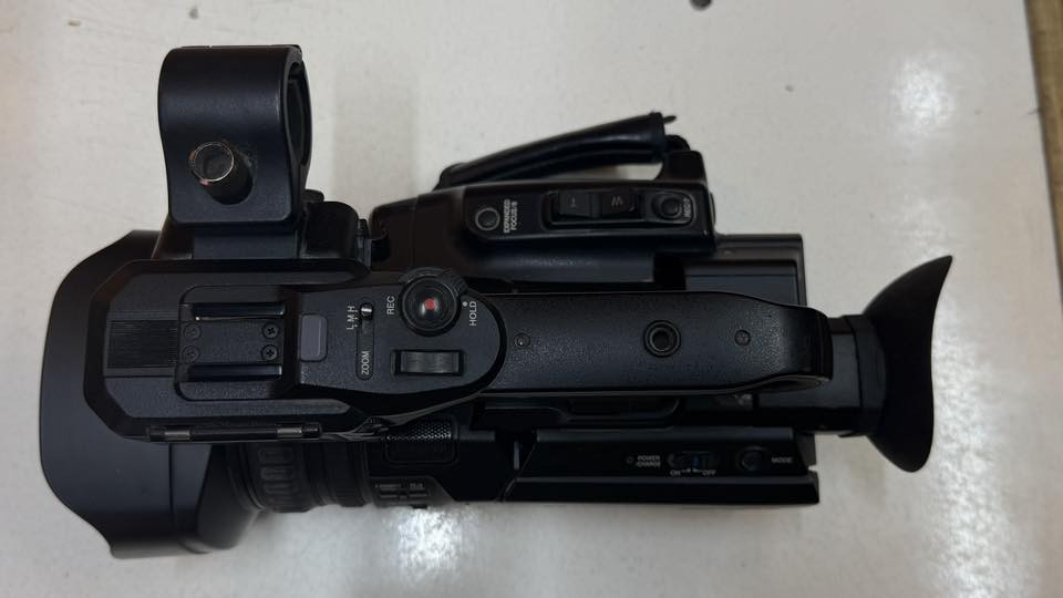 السلام عليكم كاميرا سوني JVC 4k نيضيفة جدا مع 2 بطاريات + شاحنة السعر 350 الف 
للتواصل ***********
