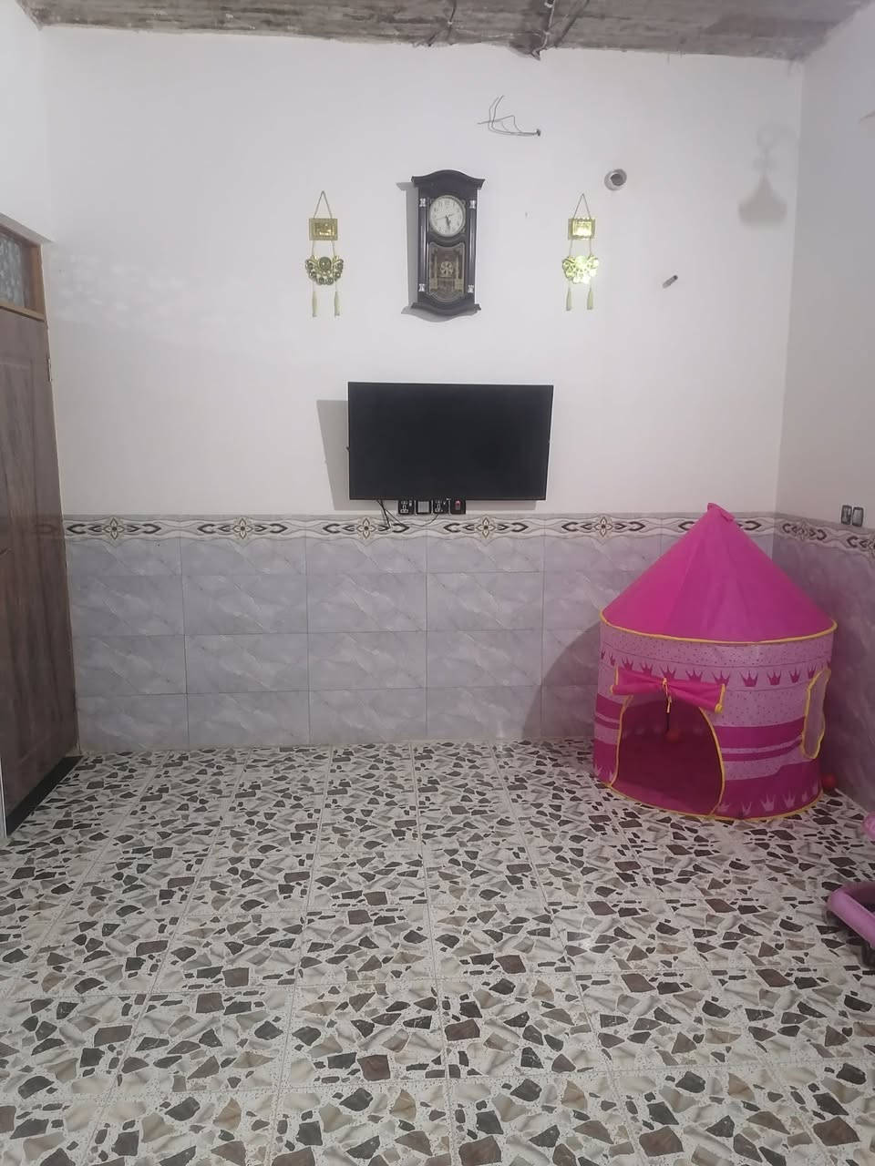 بلديه عندي 100 متر بنيان جديد الصقف  صبه كونكريت كاشي وسراميك تشاريف شغل كلش حلو غرفه صاله مطبخ استقبال تخاريج داخليه وخارجيه مجاري للشارع كهرباء دفن منضومه مال كامرات دفن // البنيان بلوك والتشاريف طابوك تشاريفه ملبوخه وجه وگف الطارمه وياهه كله لبخ ناعم سقل واصل للتقيم  // السعر 36 وبي مجال بصيط // المطبخ سراميك للصقف //( العنوان عسكري شارع السبيس فرع 10 قريب للشارع بگفه التجاري مباشر 
***********
