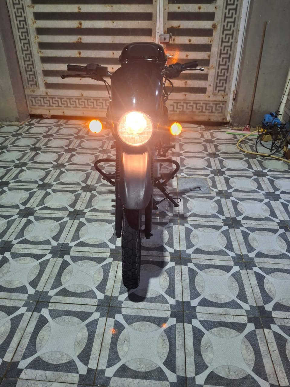 سلام عليكم بوكسر جبلي للبيع  موديل 22 طالعه24 الدراجه مكفوله كفاله عامه مال بيت مامشتغل بيه دلفري الله شاهد اوراق اصولي السعر 1400 وبيه مجال  عنوان بابل رقم *********** بي واتساب كاعد للصبح اتصل وبيك خير وتددل
