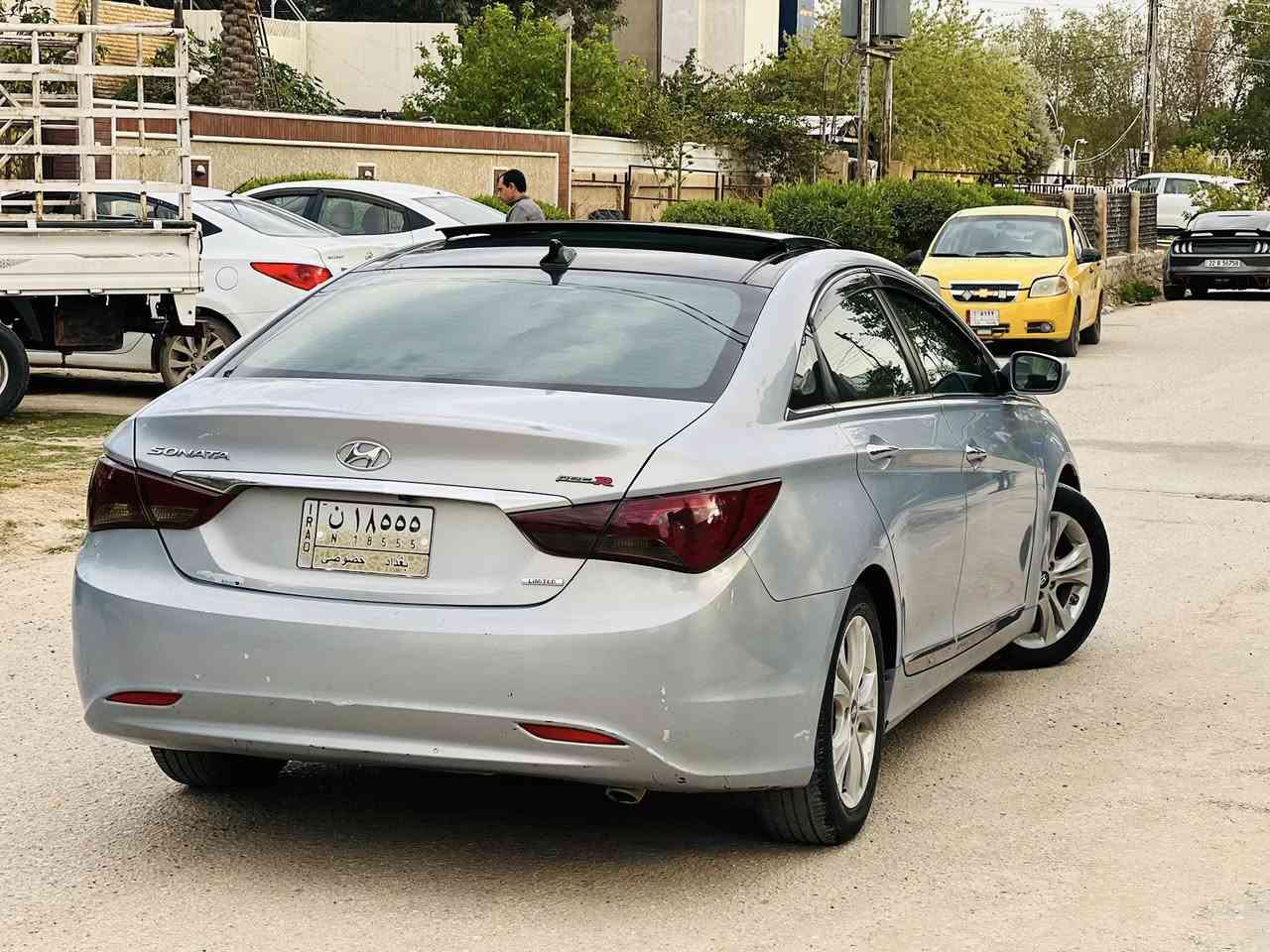 السلام عليكم 
سوناتا موديل 2012 رقم بغداد بأسمي وارد أمريكي حادثها دور جاملغ خلفي وباب فقط بدون دواخل السياره جديده كلش مابيها اي نقص جاهزه من كلشي السياره فوق مواصفات بانوراما بصمه شاشه كشنات كهرباء تدفئه تبريد كشنات تبريد قطعتين شفتات ستيرن مكان السياره الحله شارع 60 السعر 108 وبيها مجال للشراي للاتصال *********** ..***********
