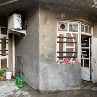 بيت للبيع مساحة 100 واجهة 5 ونزال 20 طابق ونص  الطابق الاول يحتوي صالة...
