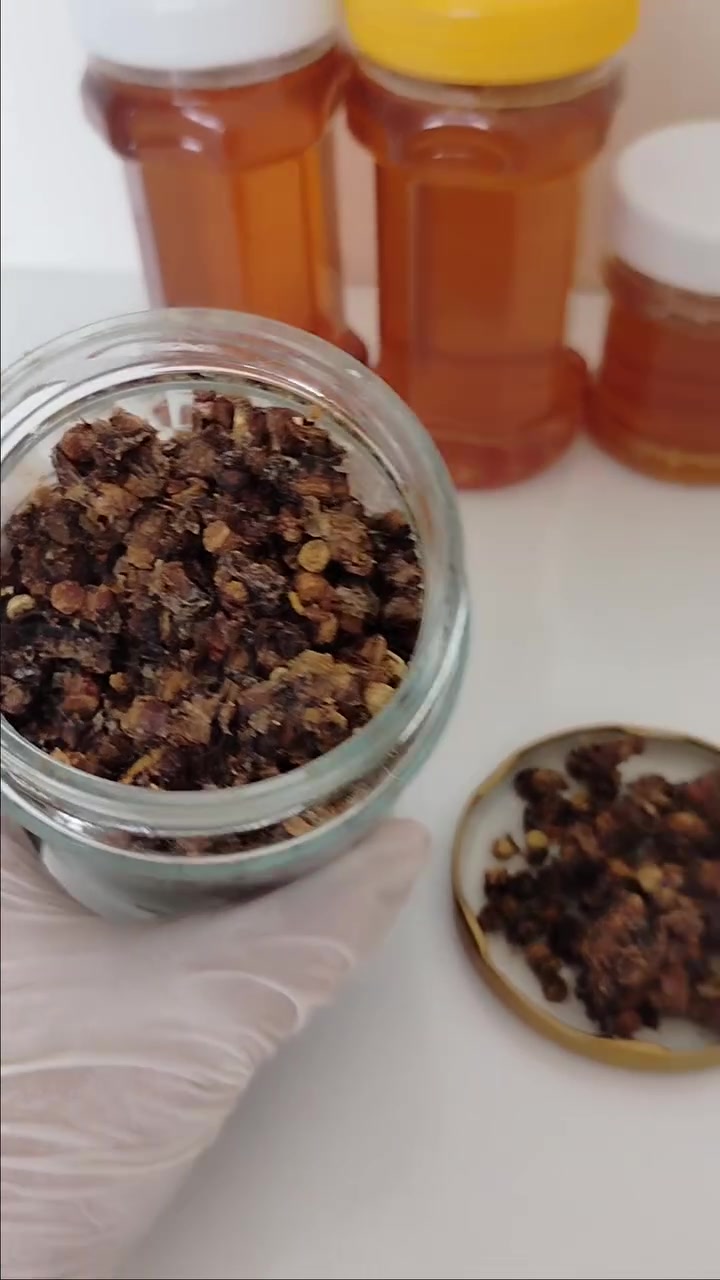 خبز النحل
خبز النحل... غذاء طبيعي غني بالعناصر الغذائية 🐝🌿

خبز النحل هو حبوب لقاح جمعتها النحلات وخزنتها داخل خلايا الشمع، ثم أضافت إليها الإنزيمات والرحيق، فتخمرت طبيعيًا وأصبحت أسهل هضمًا وأكثر فائدة.

من أبرز فوائده:
🍯 يدعم الطاقة والنشاط.
🌼 يساهم في تقوية المناعة.
🧠 يساعد على تحسين التركيز والذاكرة.
💪 يمد الجسم بالفيتامينات والمعادن والأحماض الأمينية.
❤️ يساهم في دعم الصحة العامة عند تناوله ضمن نظام غذائي متوازن.

طريقة الاستخدام:

- تؤخذ كمية صغيرة (حوالي نصف إلى ملعقة شاي يوميًا).
- يمكن مضغها مباشرة، أو خلطها مع العسل.
- يُفضل تناولها صباحًا على معدة فارغة أو قبل الإفطار بـ 20–30 دقيقة.

تابعنا للمزيد من المعلومات والنصائح عن عالم النحل والعسل. 🍯🐝
للطلب والاستفسار راسلونا عبر الصفحة أو الاتصال المباشر.


**إذا كنت صاحب هذا الإعلان وتريد حذفه لأي سبب، رجاءا أرسل رسالة إلى الدعم الفني**