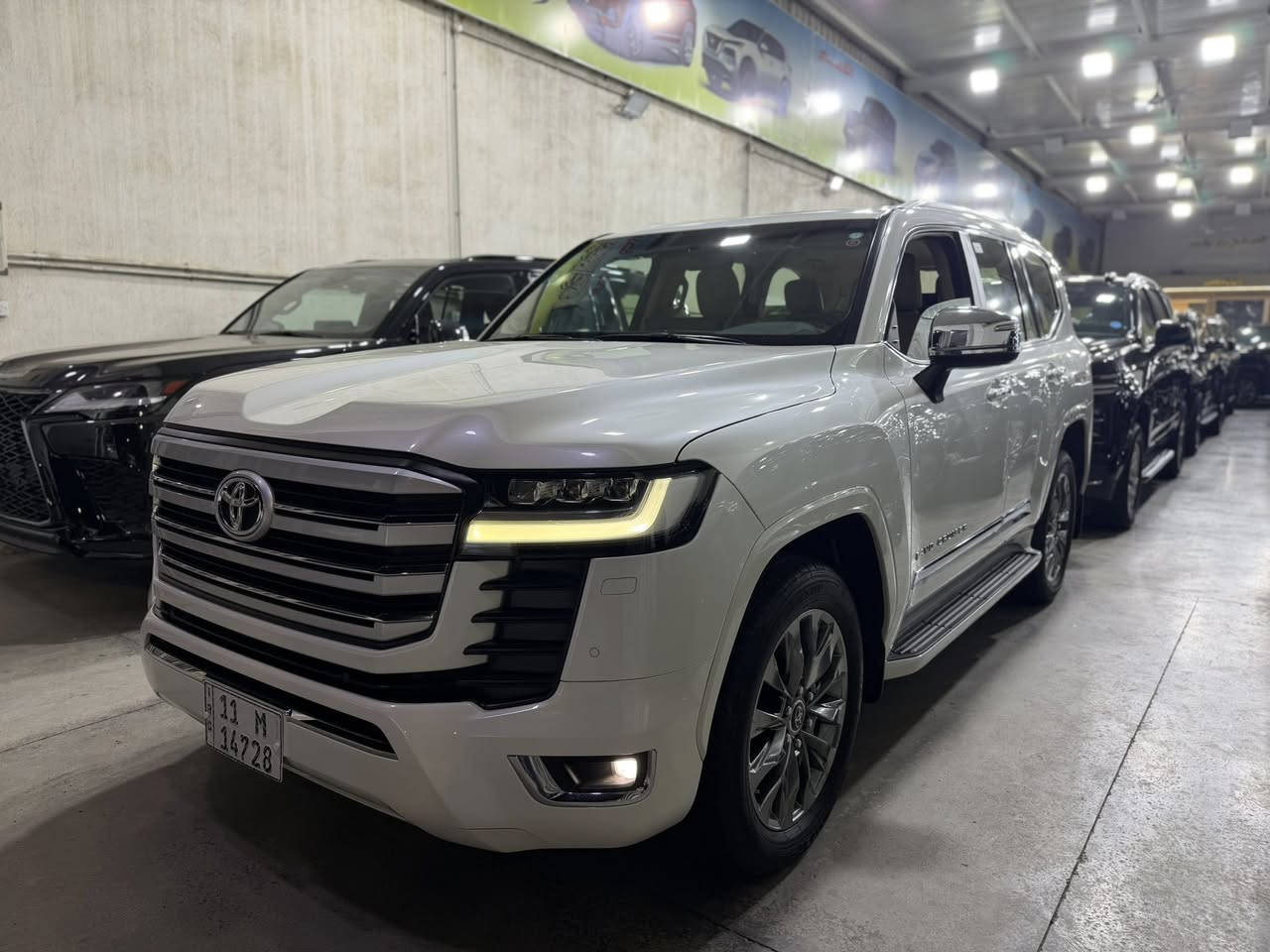 السلام عليكم
لاندكروز 2023 Vx ساز 
7 راكب كهرباء 
كراسي خرن 
لايت لد ثلاث عدسات 
ماشية 60 الف كيلو متر 
مكفولة السياره ماعدى شخط باب الصدر ومكحل تكحيل درجة اولى
وبارد كد شبر جاملغ خلف باب الصدر 
سعرها:65.500 الف دولار وبيها مجال
للاستفسار اكثر:***********
مكانها معارض النهضة شركة اللامي
