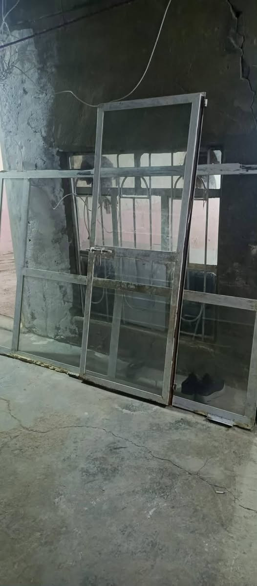 سلام عليكم
خانات للبيع تفصال حديد يعني تبقه وياك مدى حيات شرط نظافه وشغل 
وحده طوله مترين كبار وحلوات 
وثانيه بأقل شويه 
وجام خانه وياهن طوله متر 24 سنتم شرط نظافه 
مكاني كربلاء حي العسكري 
*********** إخوان مستعجل عل بيعتهن مفصلهن 500 
وحالين عارضهن إب 300 وبيهن مجال
