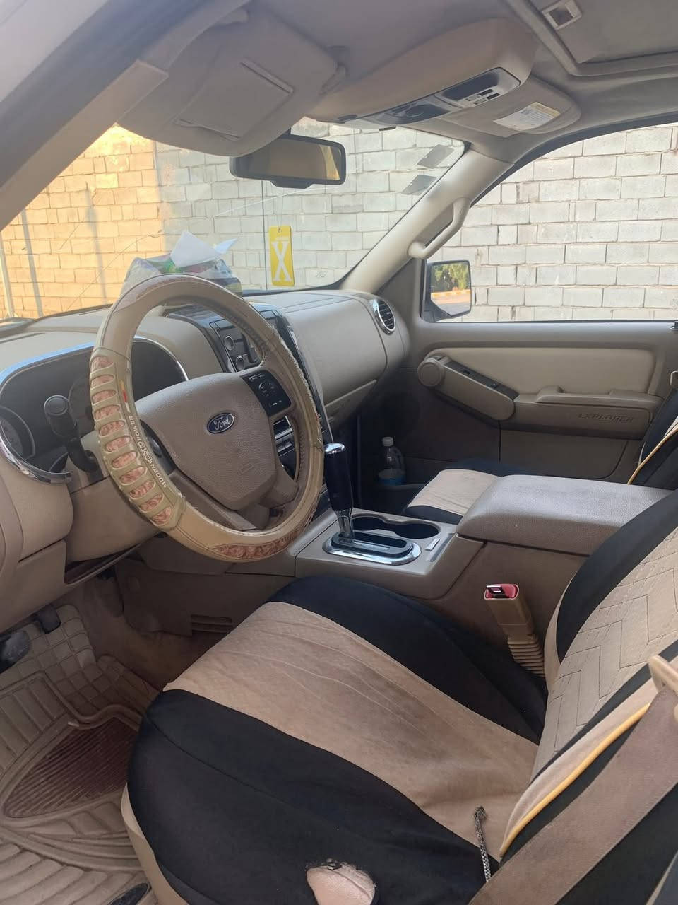 السلام عليكم
سيارة للبيع فورد اكسبلور. /2010 فول مواصفات 

السيارة مكفوله من المحرك والكير  والصبغ

تخم تايرات جديد السيارة 7راكب محرك السيارة 6سلندر السيارة فول مواصفات  

‭0780 436 4304‬

‭
