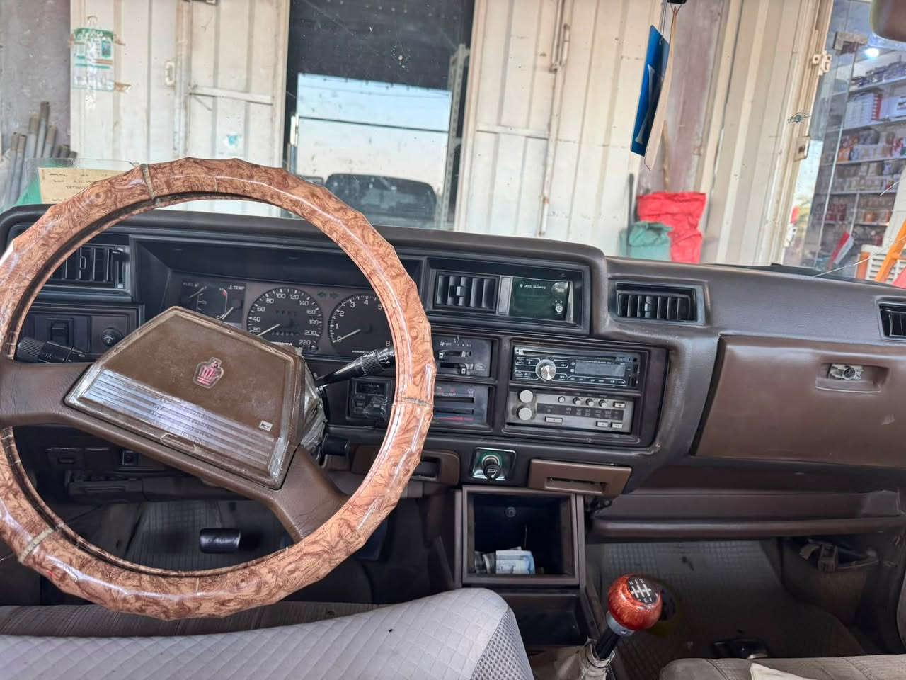 سلام عليكم سوبر كراون 1982 گير عادي
مكينه بلاد السياره مكفوله من الضربه بيها تكحيلات السياره حلوه نصبتها حلوه تخم تاير
رقم بغداد
تحويل ثاني يوم 
مكان الناصريه مركز 
السعر (60)وبيها مجال حك الجيه 
***********
