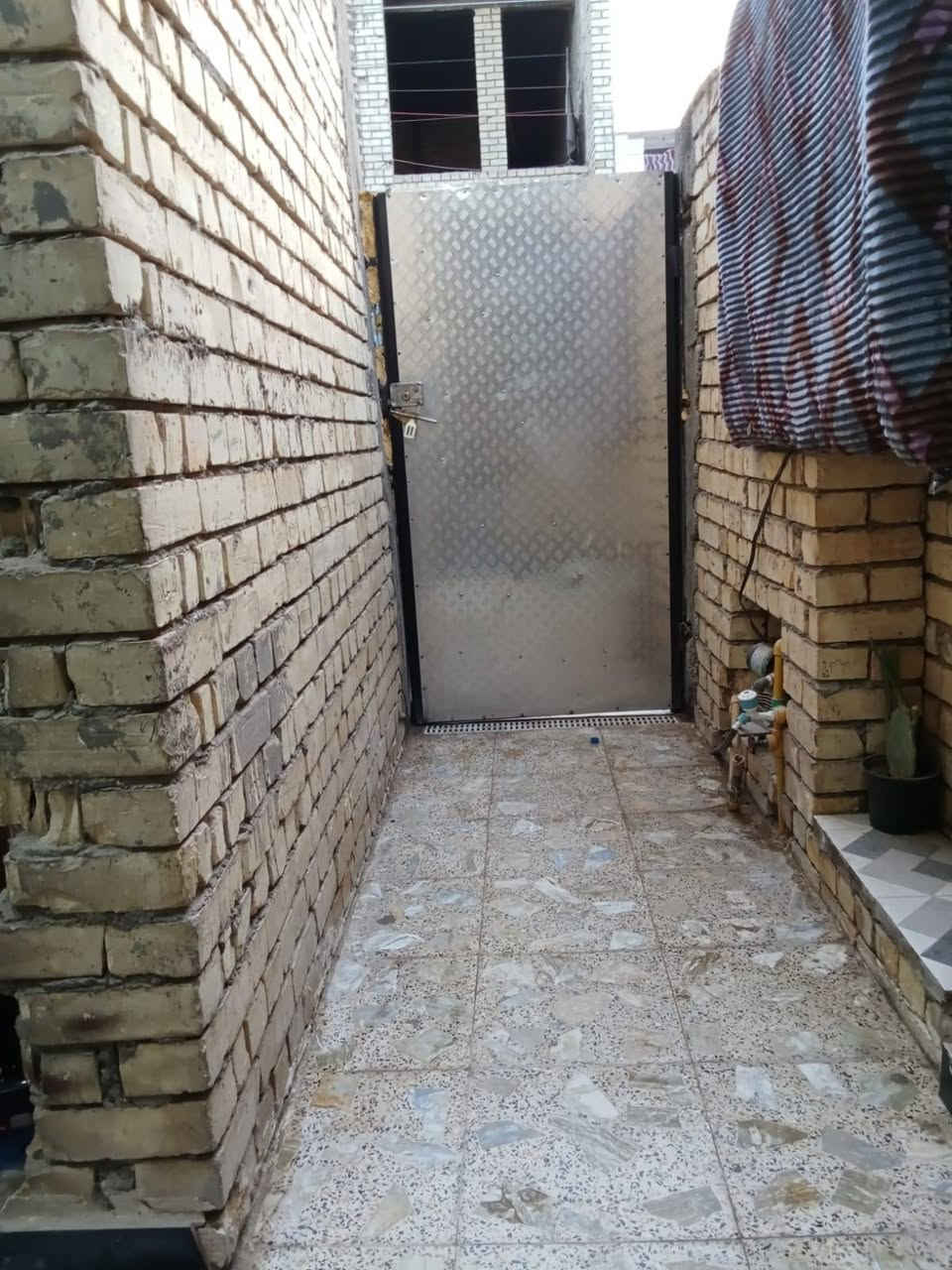 السلام عليكم دار للبيع 100 متر طابقين كافت خدمات بغداد الكمالية كاع ابو رشاد ***********
