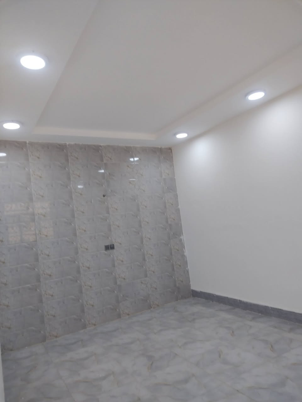 بيت للبيع المساحة ١٠٠م شارع المطار شارع علكم شارع حاتم الخير بناء طابوك نهروان سكف صب واساس صب بي غرفتين وصالة مطبخ واستقبال وصحيات بي قرار محكمه سند٢٥ الاتصال على الرقم ***********
