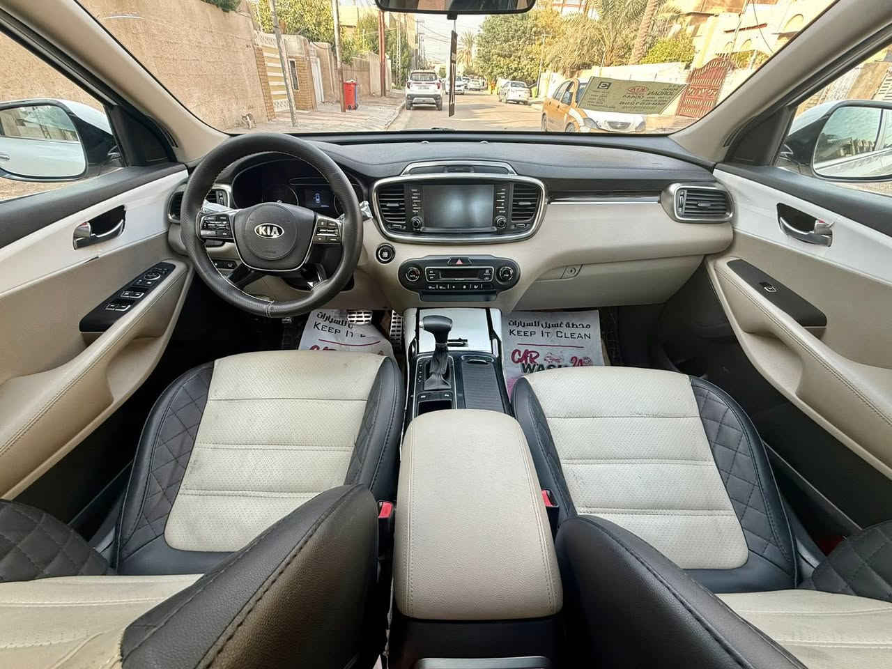 السلام عليكم 
سورنتو 2020 خليجي 
مكفوله كفاله عامه 
عدا صبغ باب يمنه على كد شبر  
فول مواصفات 
بانوراما 
بصمه 
شاشه كبيره 
كاميرا خلفيه 
قطعتين تبريد 
صندوق كهربائي 
كشنات كهربائي 
ويل 19 
مكينه 3600 
سته سلندر 
7 راكب 
رادار 
حساس امامي خلفي 
لايت ناصي عالي زنون 
وبيها مواصفات بعد هواي 

السياره نضيفه جداً  استعمال شخصي 
ماشيه 70 الف حقيقي 
سعر  258 ورقه وبيها مجال بسيط 
العنوان بغداد حي القاهره قرب جامع النداء 
الرقم ***********
