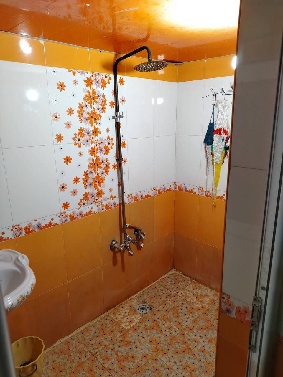 البيت للبيع 100 متر طابقين بناء درجه اول يحتوي على استقبال وصاله وغرفه وتخاريج ومنور  الطابق الثاني يحتوي على سويت وغرفه وصاله للإستفسار  *********** 
المكان حي النداء شارع المكاتب قرب صيدلية الكفيل
