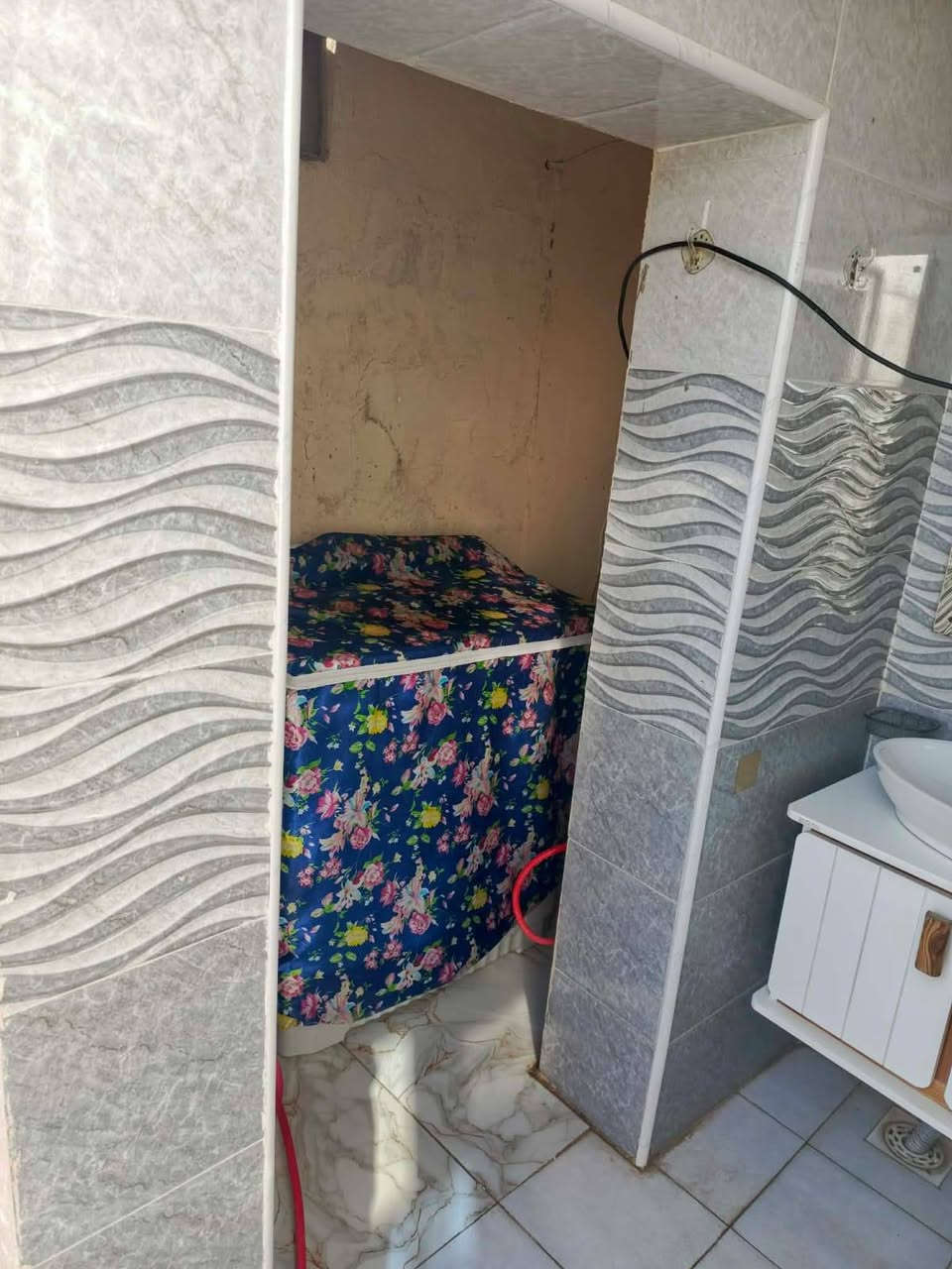 للبيع دار زراعي المساحة ١٠٠م٢ نظيف جدأ بمنطقة سيد حبوب مقابل مجمع الجوادين السكني يتكون من غرفة وصالة ومطبخ ومجموعة صحيات وكراج عكادة الجدران والارضية سيراميك السعر المطلوب 32 مليون للاستفسار اكثر الاتصال ع الرقم  ***********
