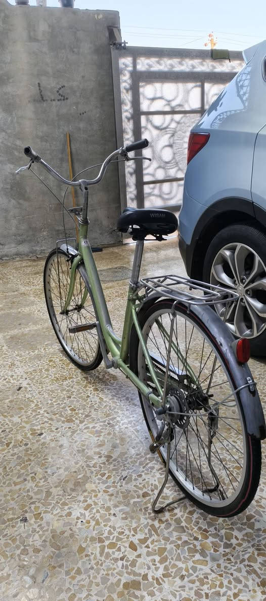 سلام عليكم باسكل بناتي حجم 26 لبلسكل مكفول حلو ونضيف سعر 75مكان تاجي سبع البور ***********🩵
