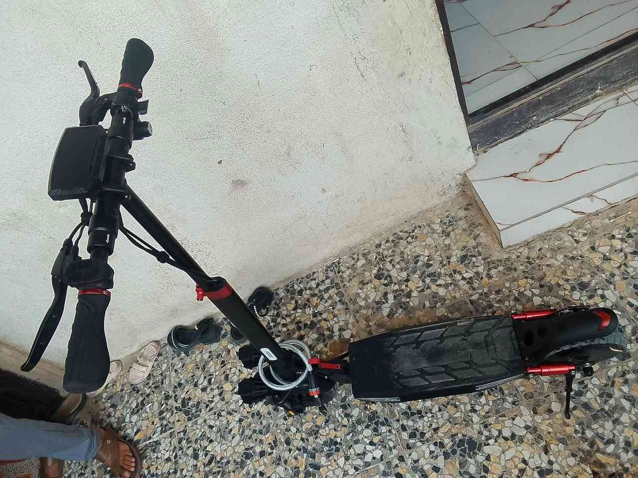 سكوتر شحن اوربي. جديد بلكارتون.  لوك.  شرط ما ماشي مواصفات. اوربي. شرط برغي ما مفتوح بي  تايرات جبلي نضيف جدا.   يقطع الشحنه الوحده مسافه 50 كيلو ***********
