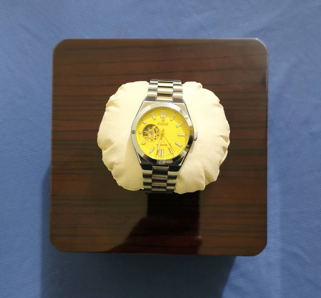 ساعة ماركة سڤيستون Sveston
✨تميز وأناقة تلفت الأنظار!✨
⌚ تتميز هذه الساعة بهيكل متين مصنوع من الفولاذ المقاوم للصدأ 🔗، يحيط بميناء أصفر لامع 🌟 ذي تشطيب ولمسة نهائية رائعة.
⚙️ تأتي الساعة بتصميم القلب المفتوح (Open Heart) 🖤 الذي يكشف عن حركة التروس الساحرة، بالإضافة إلى عقارب ومؤشرات مضيئة (Luminous) 🌕 تضمن لك رؤية واضحة في عتمة الظلام.
🔄 تعمل الساعة بـحركة أوتوماتيكية 🔋 تعتمد على حركة معصمك أو التعبئة اليدوية (التكويك)، مع احتياطي طاقة يصل إلى يوم ونصف (36 ساعة) ⏱️.
🔎 كما تتميز الساعة بـخلفية شفافة 💎 تكشف تفاصيل ودقة المحرك من الخلف، وهي مقاومة للماء حتى عمق 50 متراً (5 بار) 💧، مما يجعلها تجمع بين الأناقة المطلقة والعملية اليومية.
💰 السعر: 175 ألف دينار عراقي فقط!
📞 للحجز والاستفسار:
 * الاتصال على الرقم: *********** 📱
 * أو مراسلة الصفحة مباشرة 📥