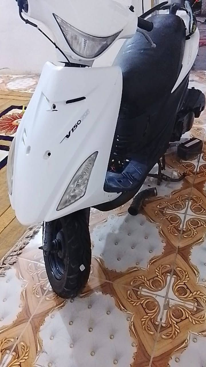 سلام عليكم شباب دراجه خير من الله عوزها بس ضفيره وسلف مايكلف 20 الف الدراجه نضيفه السعر 200 وبي مجال للطيبين الاستفسار ع رقم *********** مكان كوت الانوار
