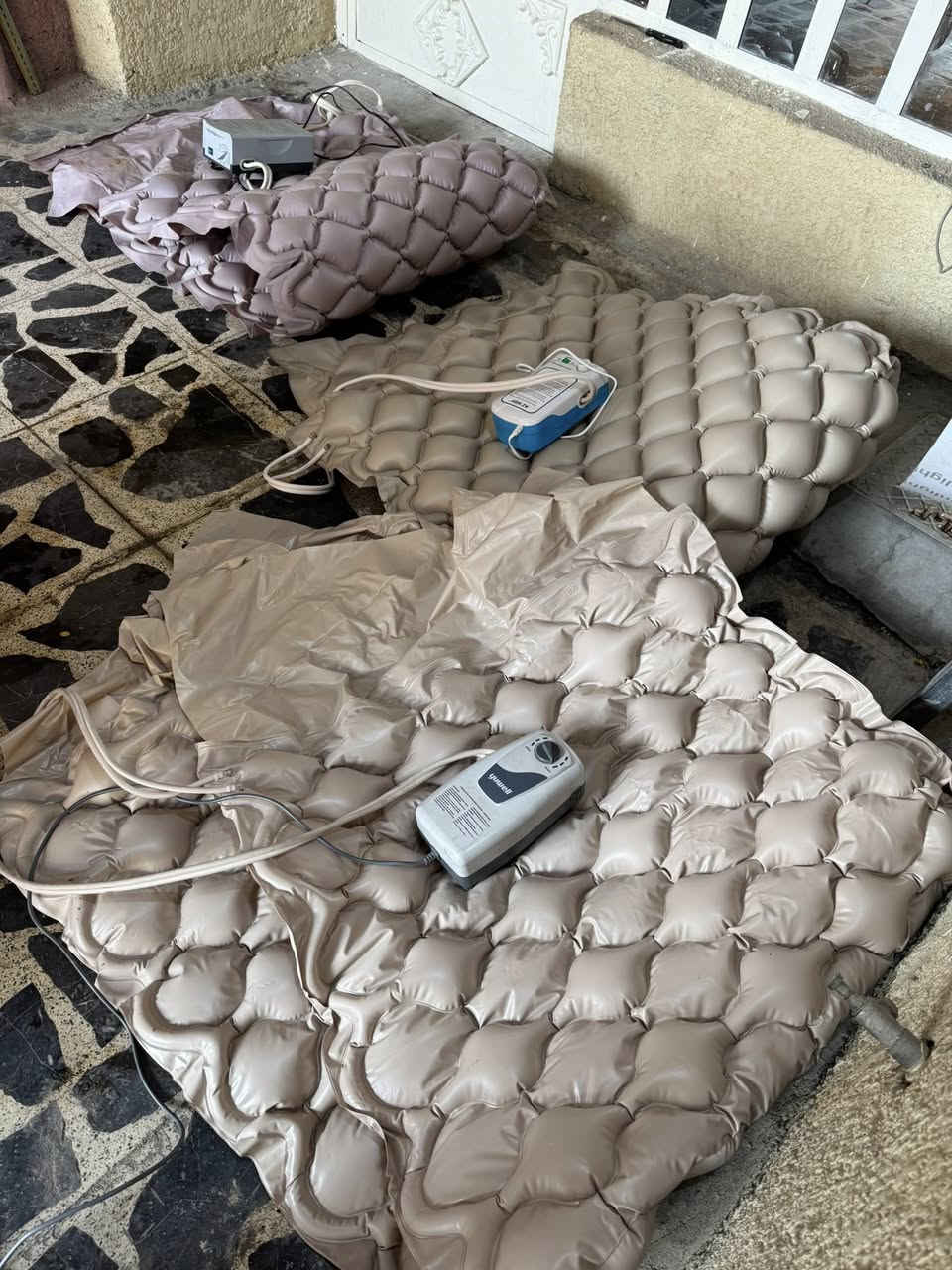 سرير طبي مستعمل شي بسيط ونضيف جداً
ويتحريك يدوي 
ويّا 3 دواشك تقرحات كهربائيه لراحة المريض 
قوي، عملي، ومناسب للبيت أو المستشفى

للعلم:
فقط الدواشك الكهربائيه سعرها ب٢١٠ الله يشهد عليه

💥 السعر كامل مع سرير ودواشك : ٣٢٥ فقط �
للتواصل ***********
