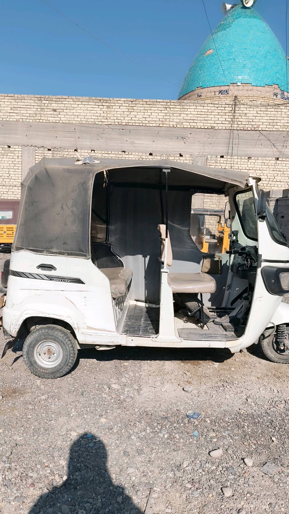 هذا تكتك TVS King جاهز للبيع. يتميز بمقصورة واسعة وغطاء لحماية الركاب من العوامل الجوية. الهيكل الخارجي والحالة العامة جيدة، ومثالي للاستخدام في الأعمال أو النقل الشخصي.