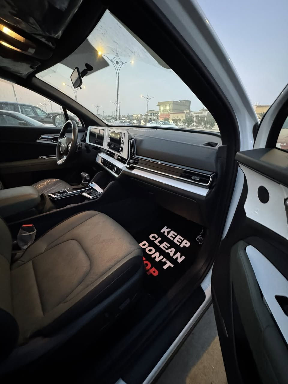 السلام عليكم
اسبورتج فول خليجي 
زيرو بدون رقم حره 
مواصفات بلاك فول 
موديل 2025 ام الضمان 
م ***********
