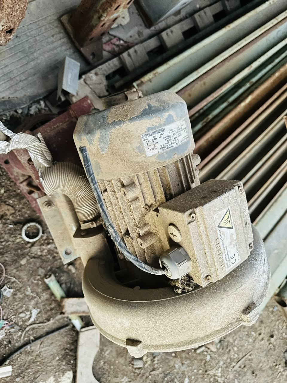 هذا الجهاز هو Miele Professional G 7825، وهو ليس غسالة أطباق منزلية عادية، بل هو جهاز تعقيم وغسيل مختبري وطبي ذو سعة كبيرة، يستخدم في المستشفيات والمختبرات لتعقيم الأدوات الزجاجية والطبية.
بناءً على حالة الجهاز في الصور (يبدو مستعملاً وقديم نسبياً)، إليك تفاصيل الأسعار التقريبية عالمياً وفي السوق العراقي:
1. السعر بالدولار (USD)
• سعر الجهاز جديد: يتراوح بين 25,000$ إلى 32,000$ (حسب الملحقات ونظام التجفيف).
الي يفيده بسعر مناسب👇🏼
الي يريد يستفاد من باوراته ووو مكاني بغداد


**إذا كنت صاحب هذا الإعلان وتريد حذفه لأي سبب، رجاءا أرسل رسالة إلى الدعم الفني**