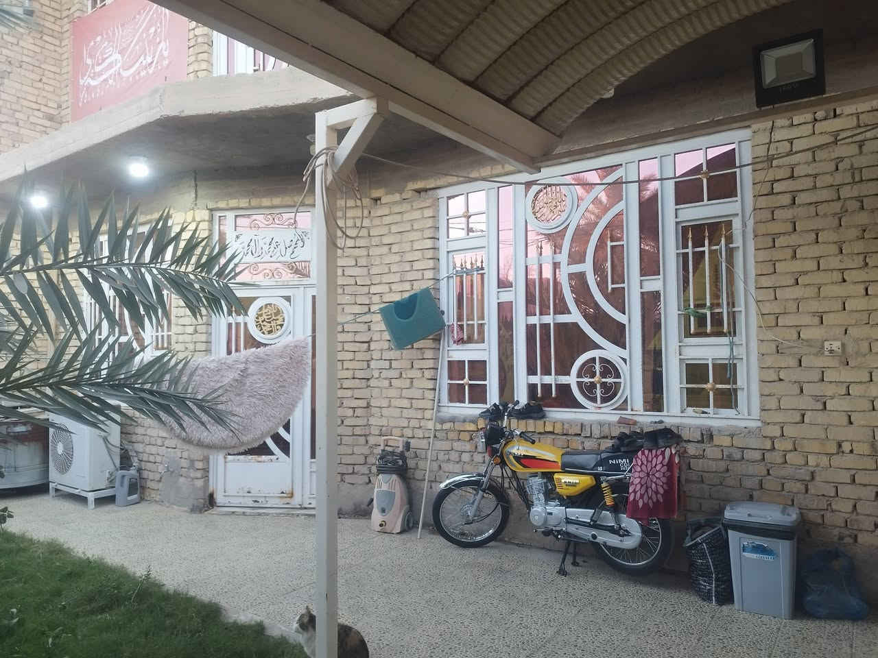 دار سكن المساحه 220 متر طابقين شارع كاله يتكون من 4 غرف نوم صاله مطبخ استقبال صحيات بناء طابوك + اثاث البيت يتكون من كاونتر وملحق + تخم استقبال كامل + مراوح البيت كامل  ماء كهرباء مجاري مرقم من البلديه معامله كامله السعر والاستفسار خاص او الاتصال *********** واتساب
