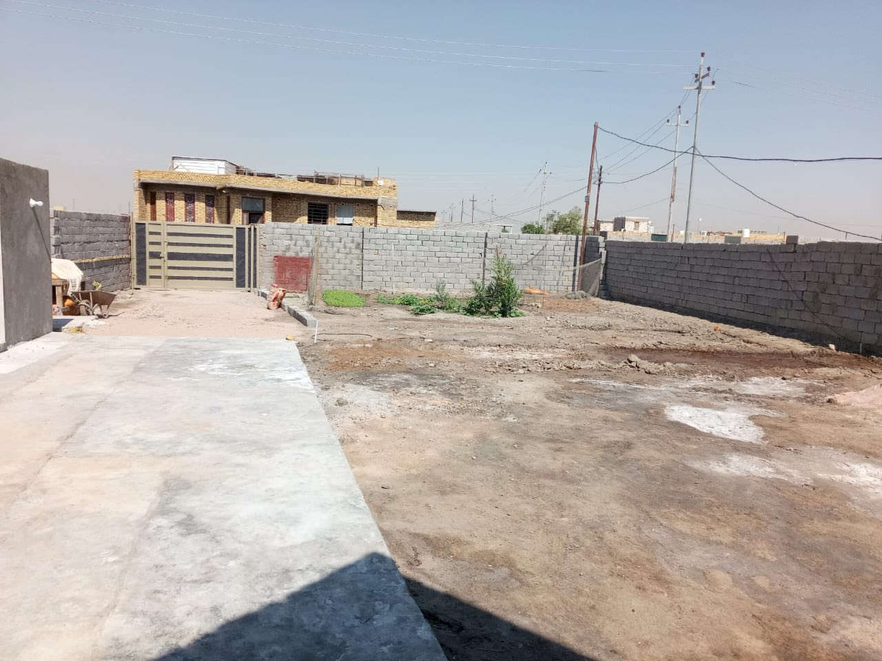 السلام عليكم بيت للبيع زراعي بحي الجوادين النزله الثانيه البيت مساحته 750 عدد الغرف 3 +صاله عدد2+مطبخ +ديوانيه 12 متر  صحيات داخليه وخارجيه علمن مساحت البناء 260  البيت عل نزله الرئيسيه  لاستفسار اكثر اتصل عل رقم ***********
