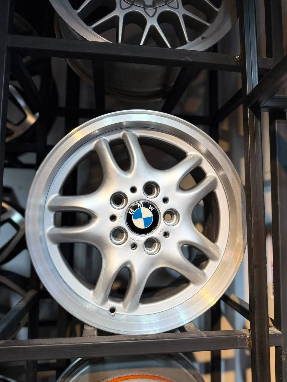 🛑 للبيع أو المراوس 🛑
ويل كب بي ام (BMW) حجم 16 نوع M (شفة عريضة) 🔥
الوصف والنظافة:
 أصلي ومكفول كفالة عامة (من الفطر، اللحيم، والعواج) يعني تشتري وإنت مطمن.
 الويل شفته عريضة ونظيفة وبحالة ممتازة.
 💰 السعر: 400 ألف دينار (وبي مجال بسيط للشراي المعتمد).
 📍 المكان: بغداد / حي العامل / شارع 7 نيسان.
 🚗 التوصيل: متوفر خدمة توصيل إذا تحب.
للاستفسار والتواصل، يرجى مراسلة الخاص أو الاتصال. تتدللون!


**إذا كنت صاحب هذا الإعلان وتريد حذفه لأي سبب، رجاءا أرسل رسالة إلى الدعم الفني**