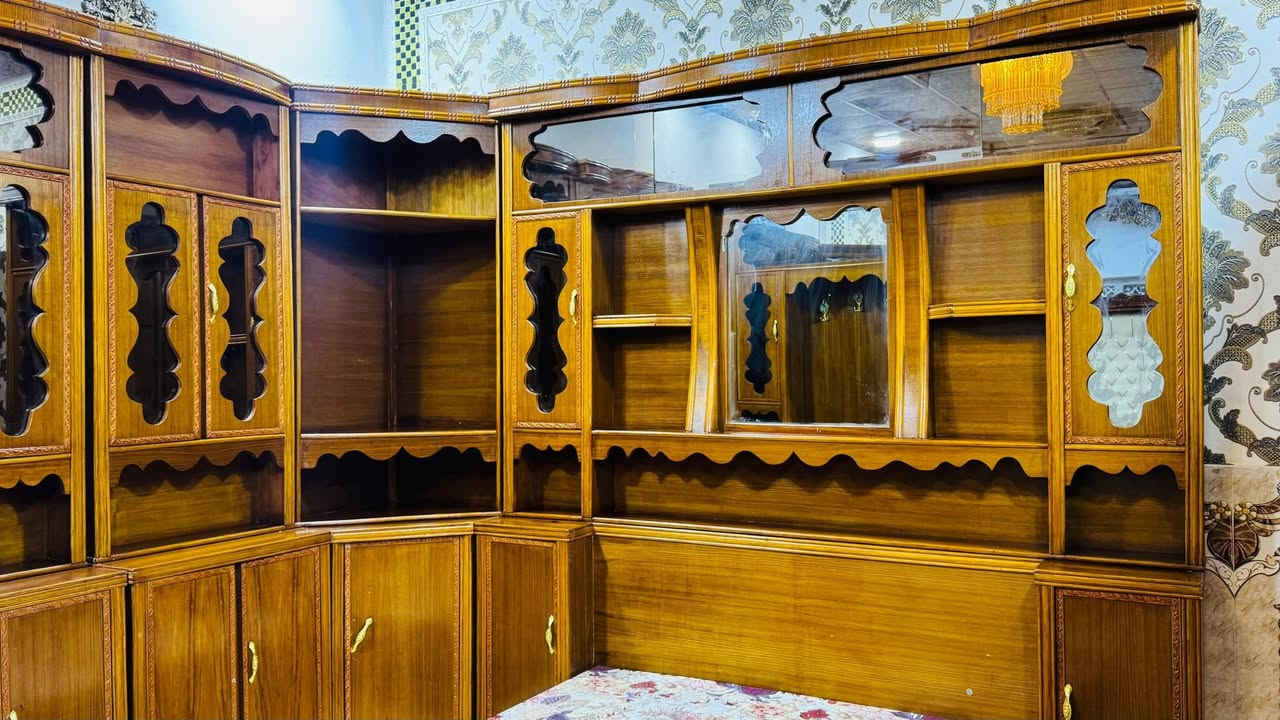 يوجد غرف نوم مستخدم بس نضيف بشكل وخشب درجه اولى اسعار مناسبه للاستفسار ***********
