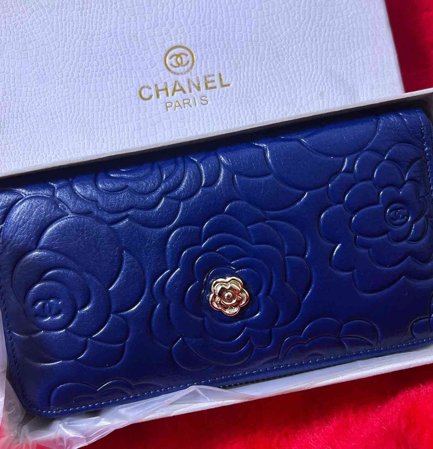 محفظة شانيل (Chanel) الكاميليا الزرقاء الملكية الفاخرة 👑
قطعه اصليه من دار شانيل ، الأناقة الخالدة والرقي الفرنسي الذي لا يُضاهى.


**إذا كنت صاحب هذا الإعلان وتريد حذفه لأي سبب، رجاءا أرسل رسالة إلى الدعم الفني**
