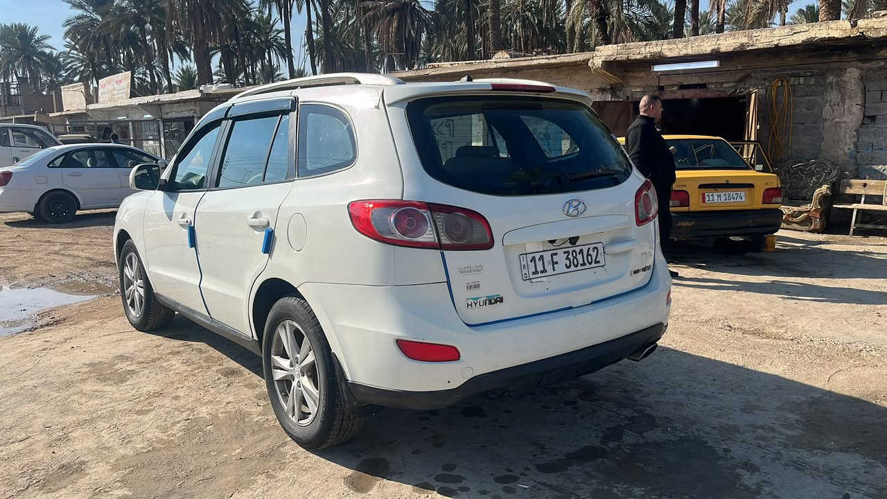 سنتافي ٢٠١٢
سبعه راكب 
رقم بغداد دولي سنوية بأسمي سنوية جديده
صبغ عام
كبر و محرك خير من الله
تخم تاير جديد باتري جديد
تبريد ثلج
***********
سعر ١١٠
