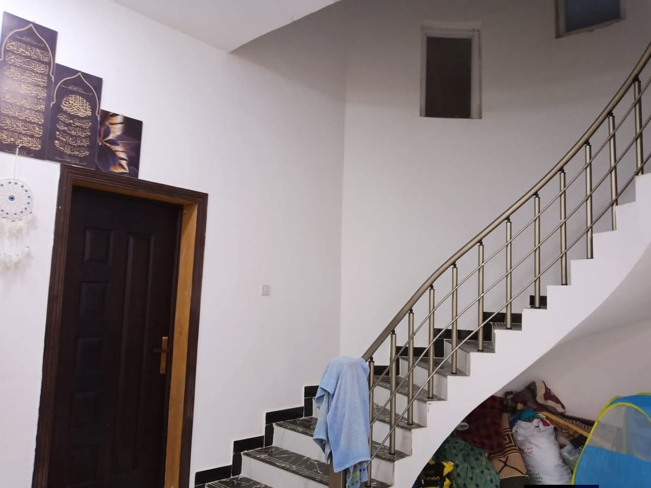 ♕ بسم الله الرحمن الرحيم اللهم صلِّ على محمد وآل محمد ♕

🏠  : منزل للبيع 

🌐  :  الموقع   مدينتي /  مجاور الايطالي 

📐  :  المساحة  252  متر 

🏗  :  سنة البناء  2024 /  بناء شخصي من الارض حتى التشطيب
ــــــــــــــــــــــــــــــــــــــــــــــــــــــــــــــــــــــــــــــــــــــــــــــــــ

          تـــــــــــفـــاصيـــــــــل اكـــــــثــــــر 

الطابق الاول  ⬇️

غرف نوم عدد  2  + صاله  +  مطبخ  + استقبال  + حمامات 

داخليه وخارجية  +  كراج كبير  
ـــــــــــــــــــــــــــــــــــــــــــــــــــــــــــــــــــــــــــــــــــــــــــــــــ

الطابق الثاني  ⬇️ 

غرف نوم عدد 1  +  صاله  
ـــــــــــــــــــــــــــــــــــــــــــــــــــــــــــــــــــــــــــــــــــــــــــــــــ

💰  :  ملاحظه  المنزل  مطلوب للمصرف العقاري  105 مليون 

💰  :  بيد البائع  125 مليون  مع المجال 

📲 :  الاستفسار اكثر الاتصال على الرقم 

📞  :   ‏‪0788 251 8491‬‏  واتساب 

✨  لــن تـکون وحـيداً ابـداً مع  الــ مهيمن  للعـقار  ✨
