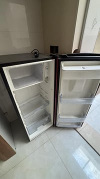 مكتب ابيض خشبي 700,000 دينار (ميز + كرسيين + قطعتين ويا جرارات + كومتي...