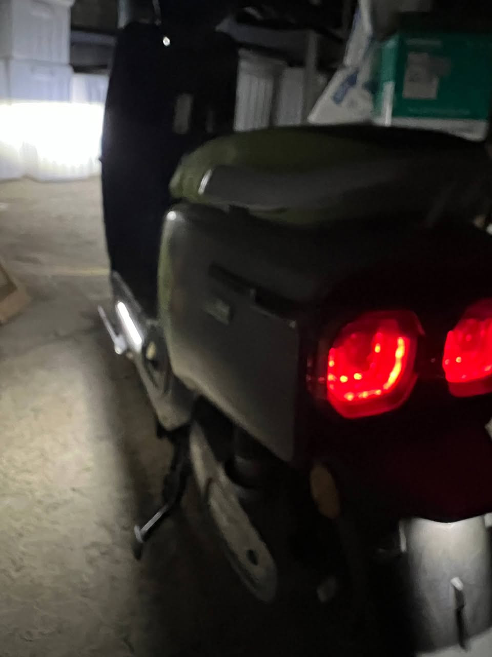 بسم الله الرحمن الرحيم
السلام عليكم ورحمة الله 
دراجة ريان لون السمنتي المميز للبيع 
مكان الكرادة 
الدراجة مبدلة بطاريات كلهن السرعة والشحن والشلعة فول انطي بي ضمان تاخذها من باب البيت اي نقص خلل ترجعها الدراجة بطاريات شحن سرعه فول الحمدلله
شاحنه ريان اصلية مري موجودات ملاتها وحدد ممولسه القاعدة مالتها
كشن جلد جديد كشر نظيف الجاملغ جديد زبد
كهربائيات كلها شغالة الشمعات البيض الاشاير كلشي  لايت عالي ناصي 

نواقصها مثل ما موضح كدامكم عواج قليل بالستيرن شخوط بالبجم مغطي بالفابلون مثل ما تشوفون جوا شخوط والقاعدة هم وفطر او كسر صغيرون بالنص  جوة اللزكة وستاند جانبي مابيها يعني كلهن تفاصيل تريد تسويهن تريد تعوفهن من الوكالة مال ابراهيم كرماشة واني منزل من سعرهن كلهن اهمشي عندي البطاريات جدد 
للتواصل *********** او خاص بالمازنجر
