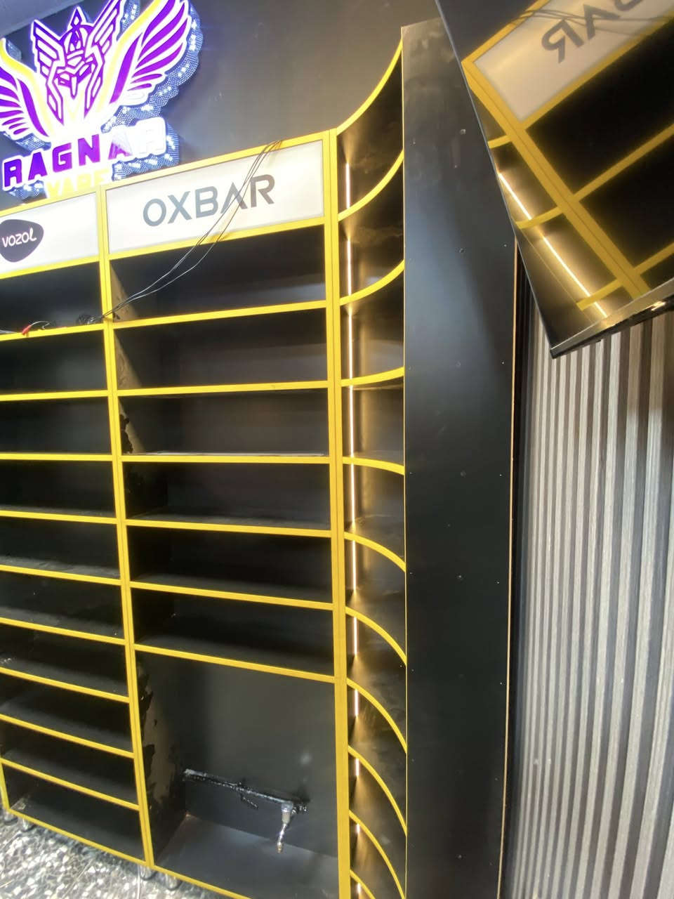 تنفيذ رفوف عرض مع زاويه كيرف 
اضافة اعلانات حسب طلب الزبون 

تنفيذ ديكور درع من خشب الطبيعي بطلب البزون 

#رفوف
#فاترينات_mdf
#ديكور_محلات
#صيدليات
#رفوف_صيدليات
#ديكورات_داخليه 

نجارة احمد ***********
