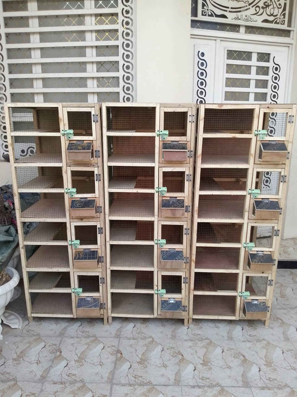 ***********
سلام عليكم مرخصة الادمن متاح خانات ام الاربعه العدد 3 شغل جديد درجه اولى معلف خارجي معاكس وقافه فحل رف حضانه سركي باب قياسات عرض 60 نزال 50 ارتفاع 40 الارتفاع الكلي للخانه 160 سعر الوكر الواحد 45 الف لايوجد توصيل مكان بغداد الحريه
