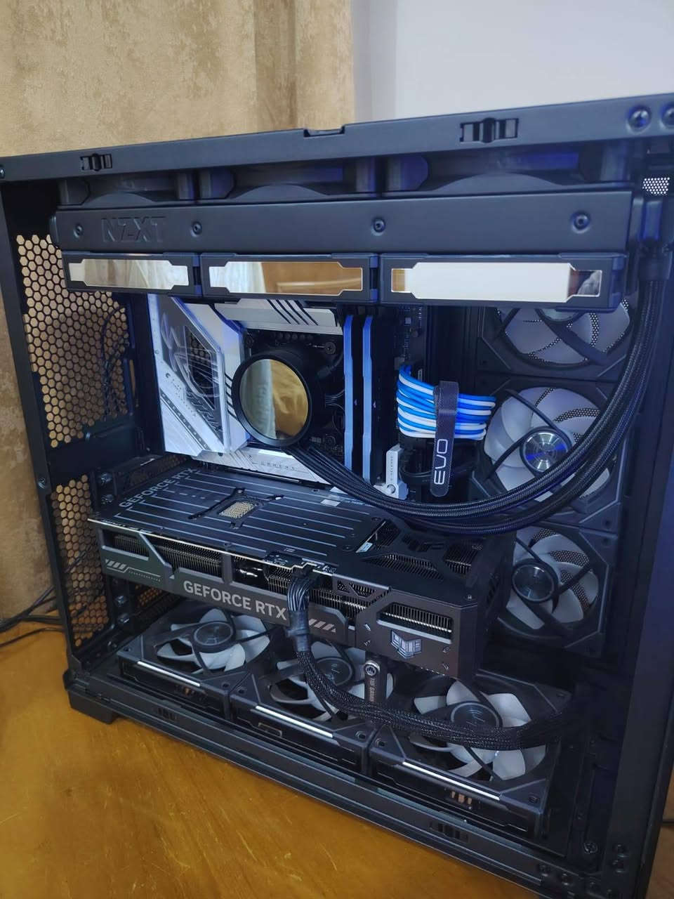 المواصفات بالتفصيل (الكيس فقط):
السلام عليكم...
من رخصه الادمن...
للبيع PC
• كارت الشاشة: ASUS TUF RTX 5070 Ti ( أحدث جيل )

• المعالج: Intel Core i7 13700k

• المذربورد: (Z790 DDR4 (White Edition 

• التبريد المائي: NZXT Kraken X73 ( 360mm )

• نظام التبريد والمراوح: يحتوي الكيس على 12 مروحة بالكامل :
تم تركيب الراديتر بنظام (Sandwich) بـ 6 مراوح لدفع وسحب الهواء (3 مراوح NZXT الأصلية + 3 مراوح Lian Li).
باقي المراوح (6 مراوح) موزعة على الأرضية الجوانب وهي بالكامل من نوع (Lian Li Uni Fan SL-INF 120 RGB Black) الاحترافية.

• الباور سبلاي: FSP Hydro G Pro 1000W Black (80+ Gold - شراء حديث وبقدرة ممتازة لأي تطوير مستقبلي)

• الرامات: Corsair Vengeance 32GB (2x16GB) 3600MHz Black

• التخزين: Samsung 980 Pro 1TB M.2 NVMe (الأسرع في القراءة والكتابة)

• الكيس: Lian Li O11 Dynamic EVO ATX Mid Tower 

السعر / 3,400,000 دينار عراقي .(قابل للمساومة ).
المكان: بغداد (يوجد إمكانية المعاينة والفحص الكامل وتشغيل برامج الضغط قبل الشراء).
للتواصل والاستفسار: [  ***********  ]
