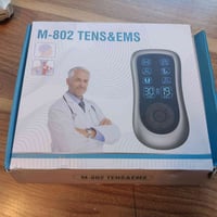 اشحن الجهاز بالكابل USB. 2. وصل الأسلاك باللاصقات (pads).  3. حط اللاص...