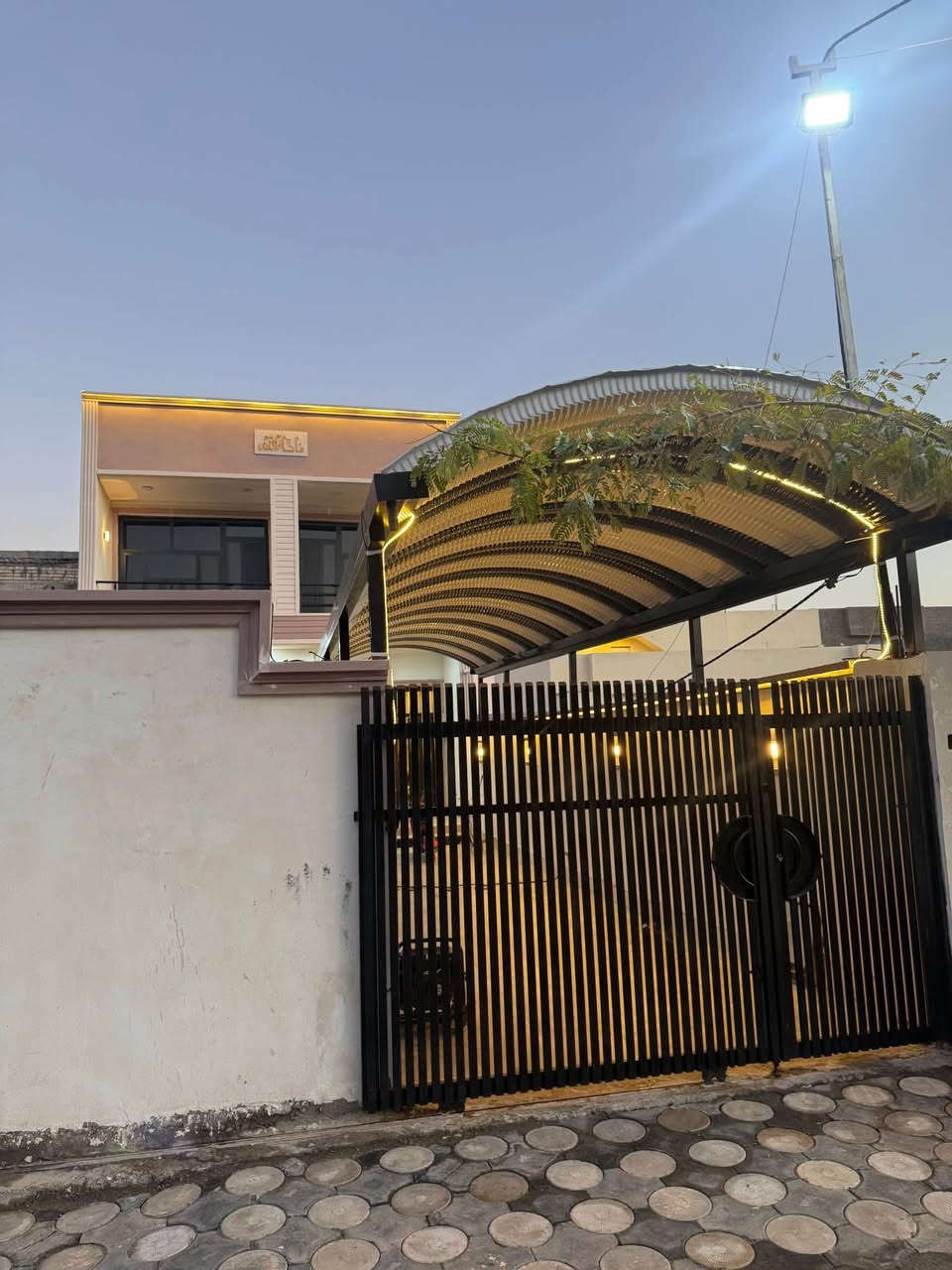 دار للبيع مساحة 240 متر بناء حديث 2025 فول بناء درجه اولى  بناء رفت طابوق 4 غرف نوم  3 غرف صحيات ملك صرف زراعي سند 25 مفروز 
شارع 15 متر 
ماء كهرباء خدمات مدارس جامع وحسينية وقاعة محمد رسول لله 
كلشي متوفر 
الموقع جميل وهادئ
للاستفسار ***********

بغداد قرب جزيرة بغداد السياحيه بغداد, العراق
