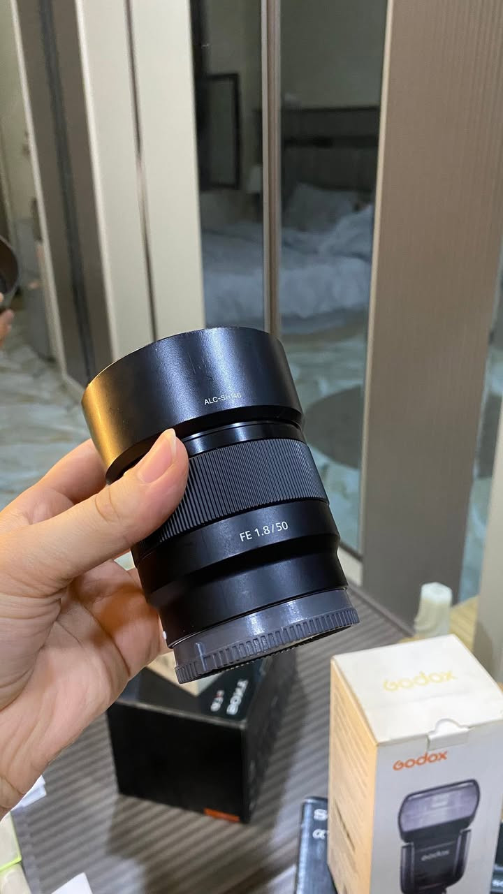 كامرة سوني R4
جديدة بالصور موجود وصل تاريخ شراء الكامرة 
الشتر جديد 
بدي الكامرة نضيف %99
العدسة 50mm 
الاضائة v1 
الي حاب يستفسر على السعر 
يتواصل واتساب ***********
